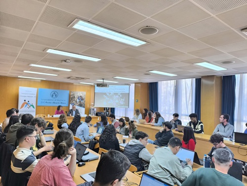 Imagen de una sesión del seminario. Aparecen asistentes al seminario tomando notas.